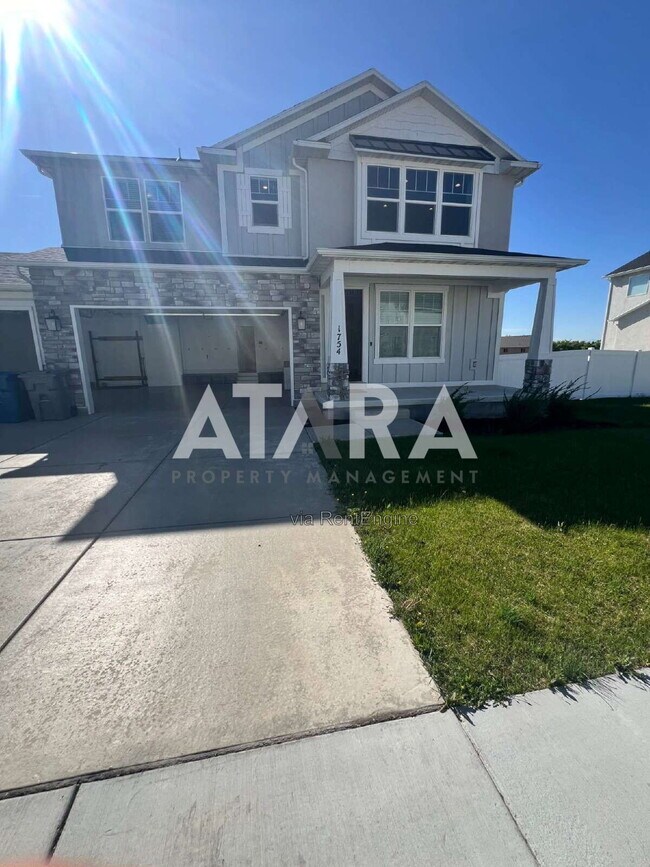 Building Photo - 1754 Oakwood Ln