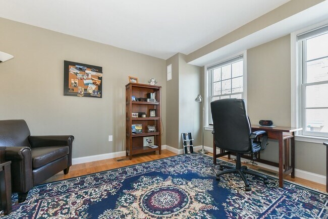 Building Photo - 168 Bunker Hill St