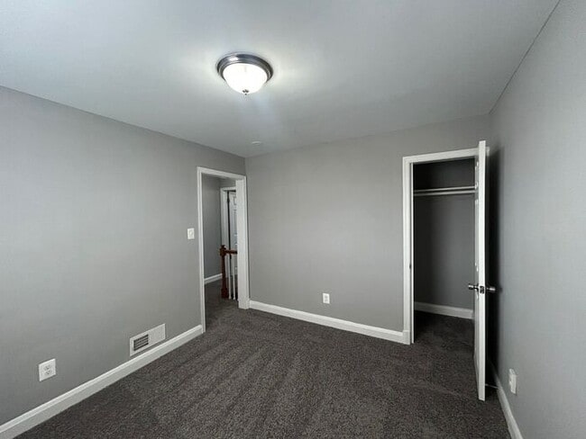 Building Photo - 2 Bedroom 1.5 Bathroom Home