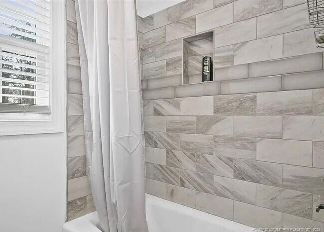 Building Photo - 150 Della Dr
