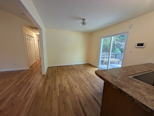Building Photo - 1605 Hillhaven Rd