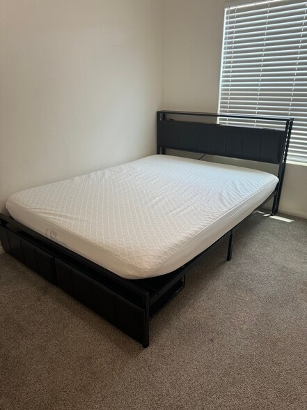 Queen size bed - 604 Kellogg St