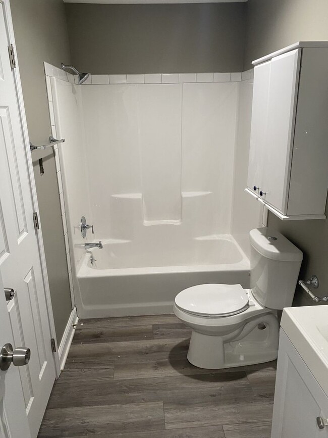 Building Photo - SUBLEASE - HUGE 3 bedroom house in EUDORA