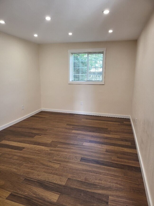 Building Photo - R290