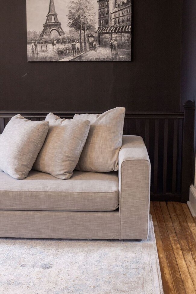 Building Photo - 220 W Chestnut St