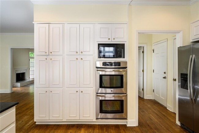 Building Photo - 1034 St James Crossing