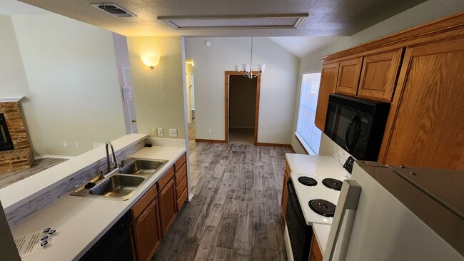 Building Photo - 2016 Lee Dr