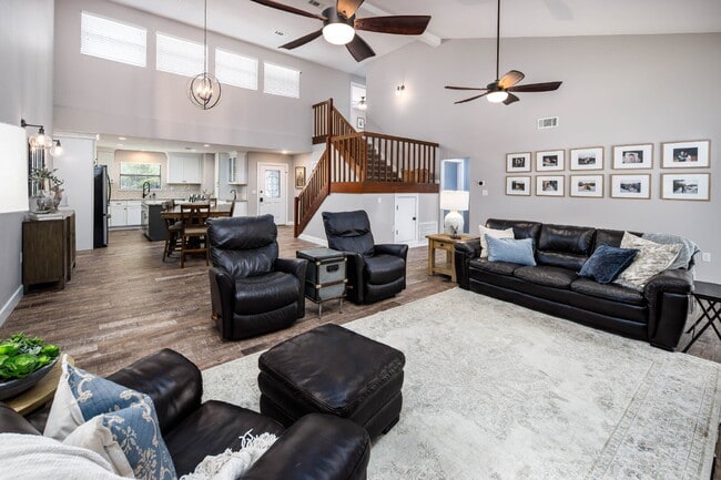 Building Photo - "Charming and Updated 3-Bed end unit townh...