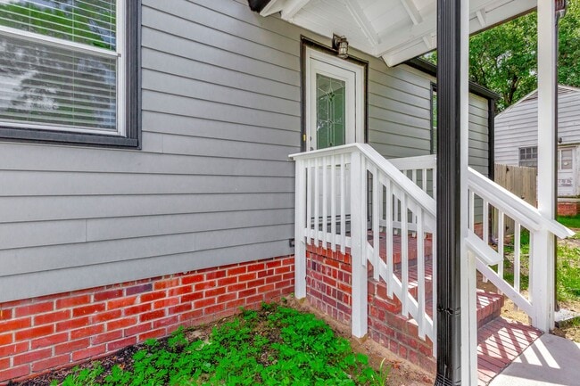 Building Photo - Completely Renovated Gem in Park Circle