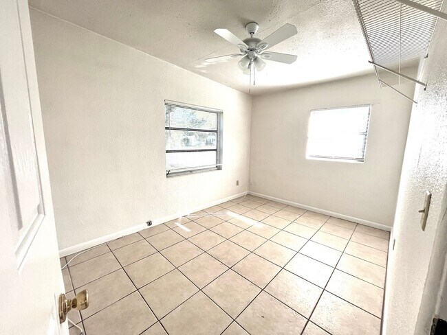 Building Photo - 107 Mayfair Cir