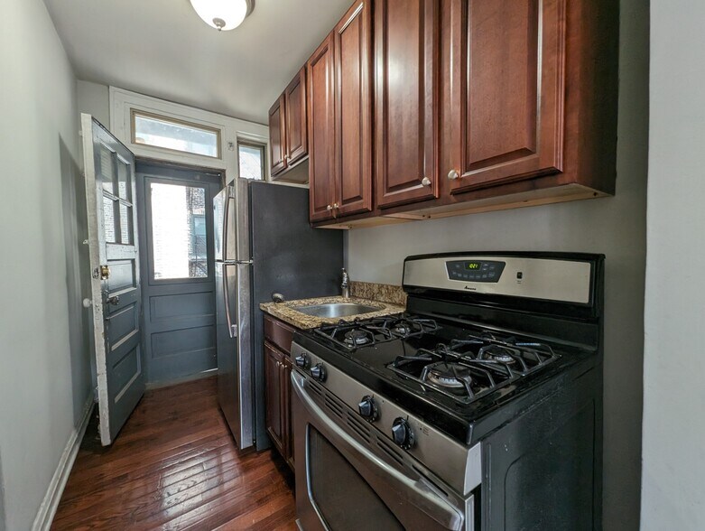 Building Photo - 546 W Surf St