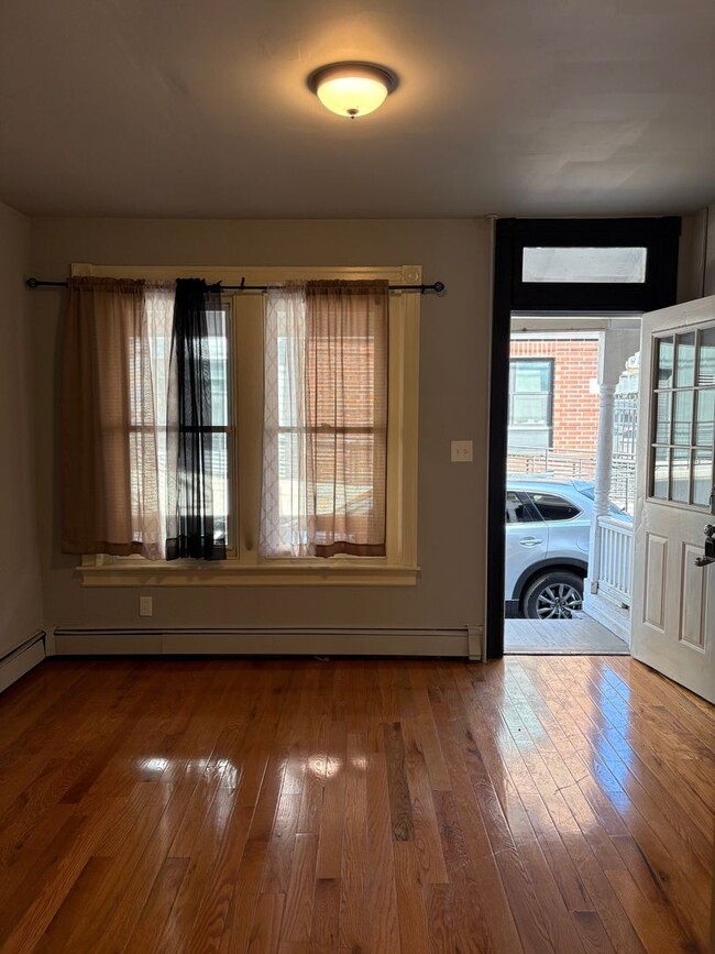 Building Photo - 948 W Maple St