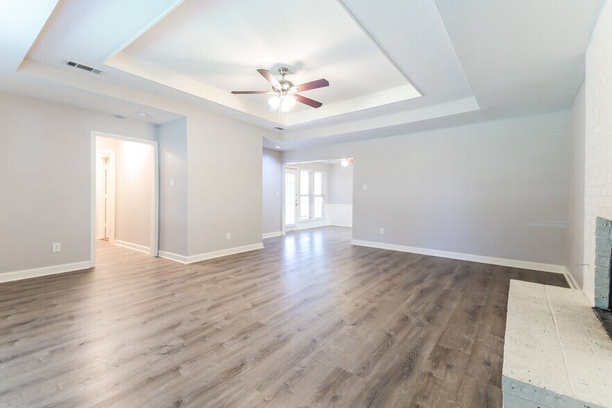 Building Photo - 405 W Marble St