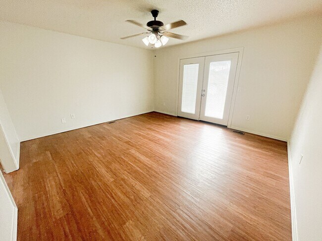 Building Photo - 3 Bed 1.5 Bath - Moore
