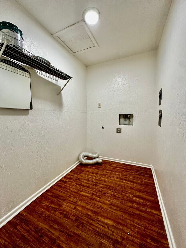 Building Photo - Fresh 2 Bedroom Home