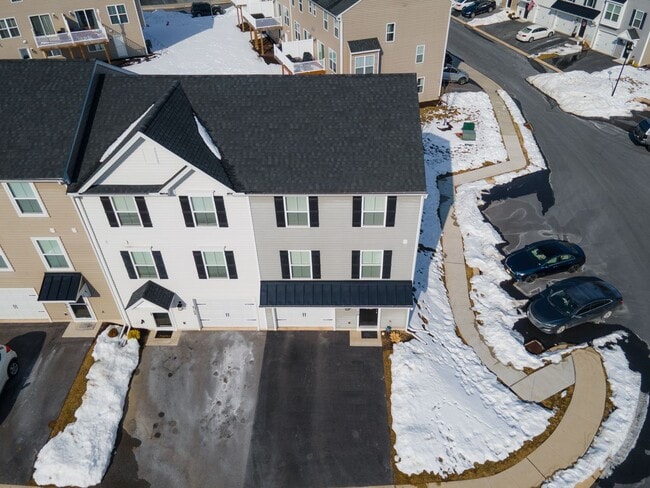 Building Photo - Beautiful 3bed, 2.5 bath in Harrisburg - Move in ready!