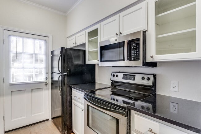 Building Photo - Royal Orleans 1-Bed Condo Retreat in Tanglewood