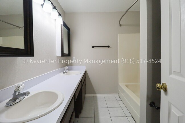 Building Photo - 3 Bed | 2.5 Bath in Jenks!