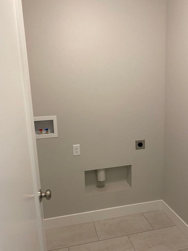 Building Photo - 1 MONTH FREE - 4 Bed 3 Bath Townhome Available mid-July in American Fork!
