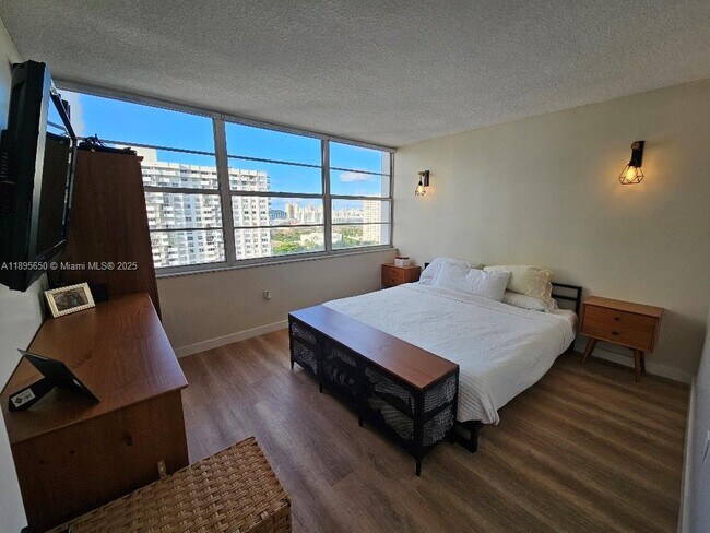 Building Photo - 18061 Biscayne Blvd