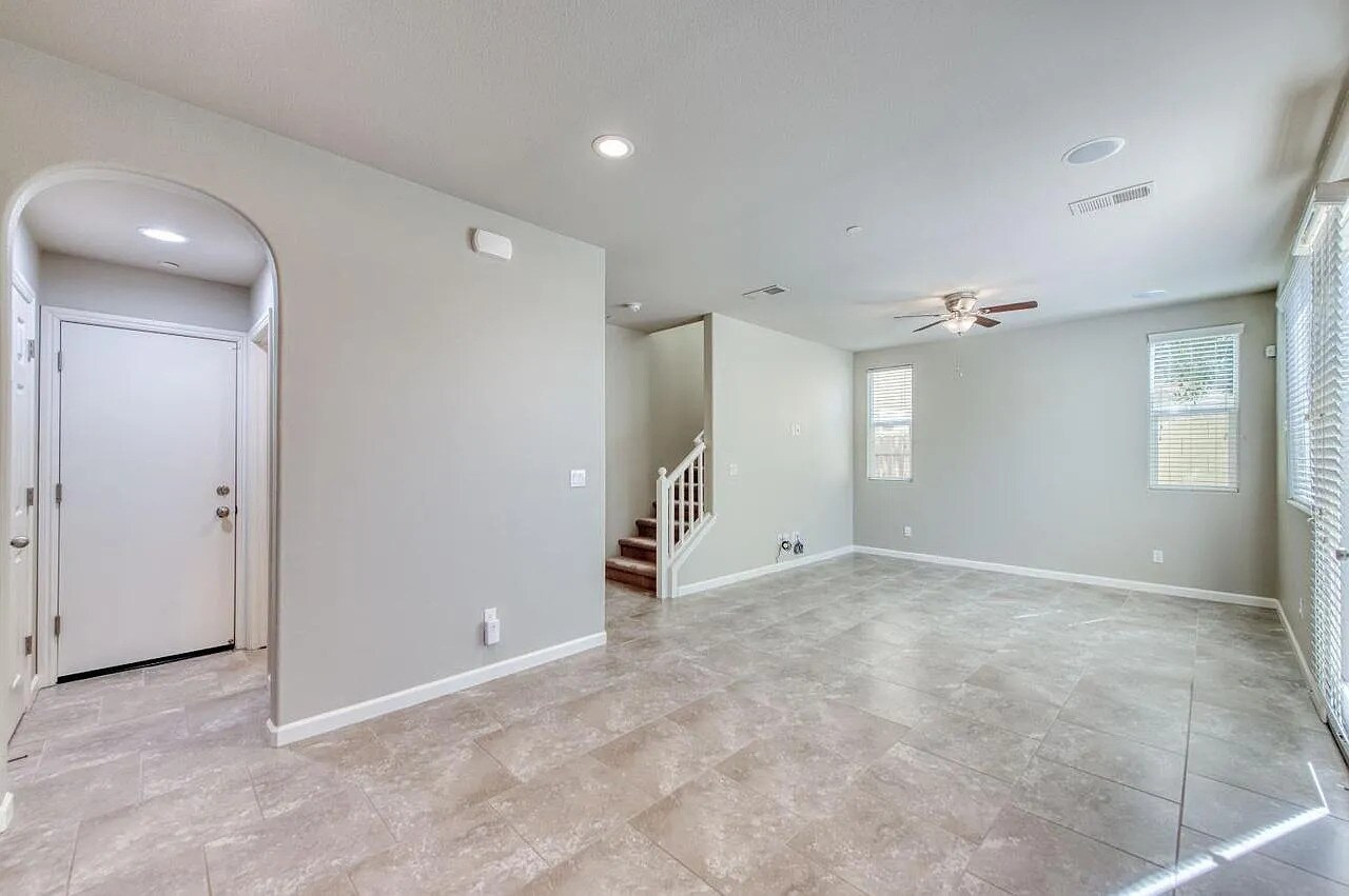 Building Photo - 1304 Royalty Way