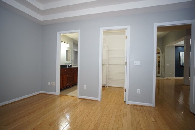 Building Photo - 3 Bed/2 Bath.  Master on Main.  Close to V...