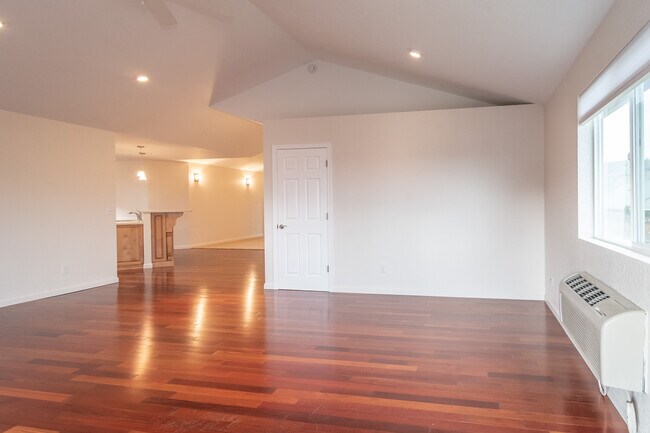 Building Photo - 233 Palmdale Ave