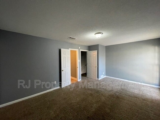 Building Photo - 5560 Blossom Ln