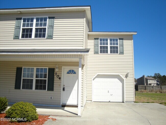 Primary Photo - 104 E Coopers Ct