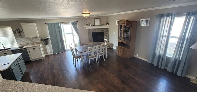 Building Photo - Spacious 3 Bed, 2.5 Bath home with Loft