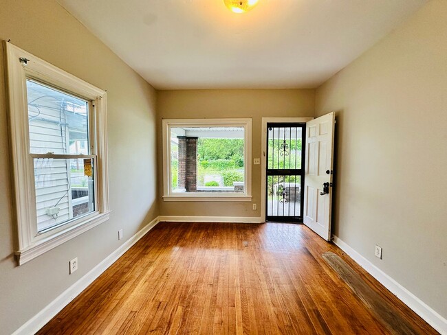 Building Photo - Updated 2BR house in Portland with unfinis...