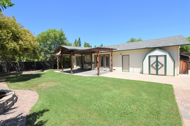 Building Photo - Beautiful 1,396 square foot home situated ...