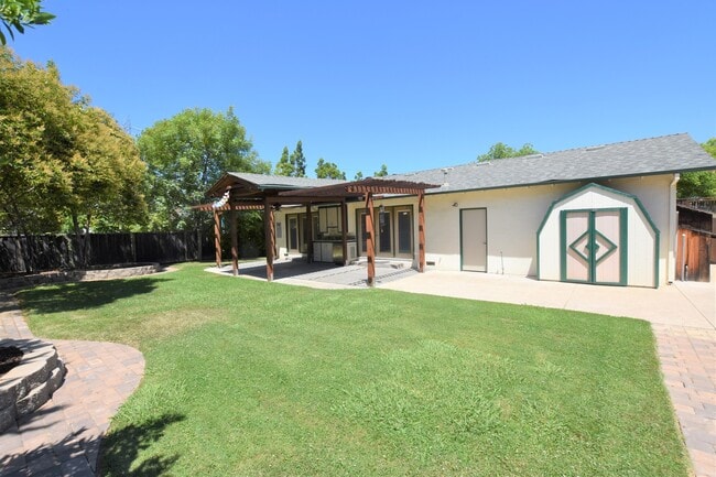 Building Photo - Beautiful 1,396 square foot home situated in the desirable Noddin Neighborhood