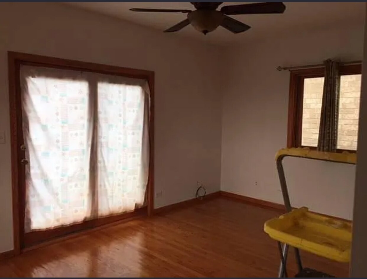 Building Photo - 1322 W 31st Pl