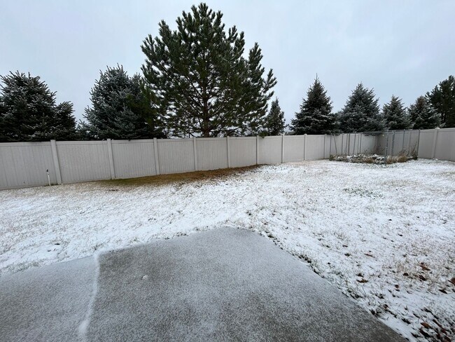 Building Photo - Modern Layout, Private Backyard, Prime Location |3 bed 2.5 bath Home in Nampa