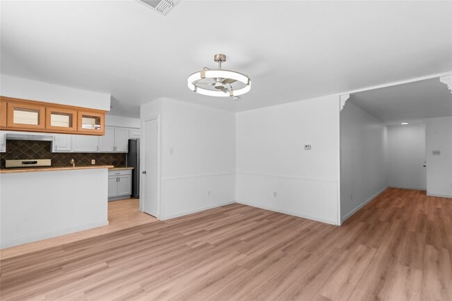 Building Photo - 5607 Viking Dr