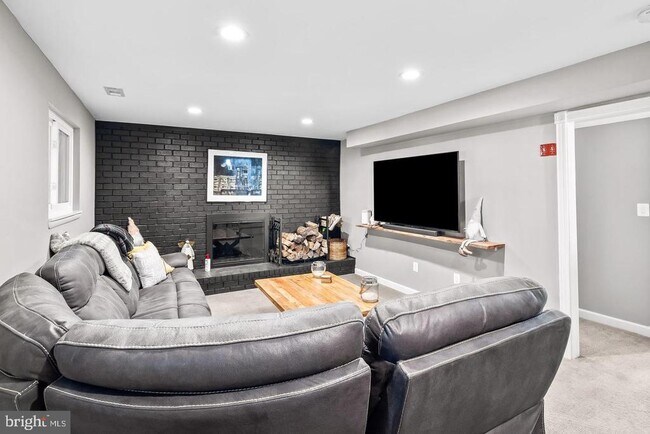 Building Photo - 6 Hounds Hollow Ct