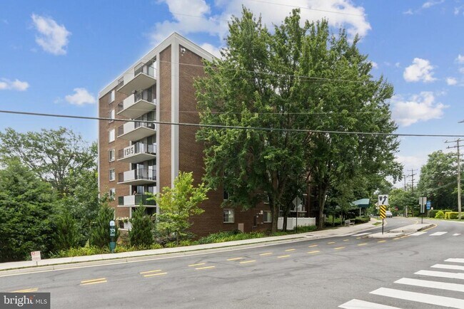 Building Photo - 1515 S Arlington Ridge Rd