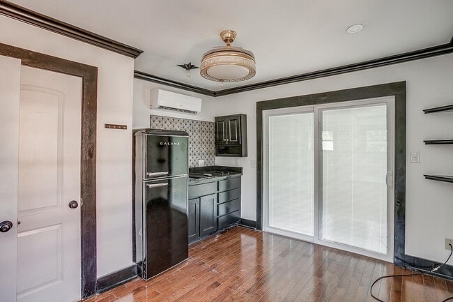 Building Photo - Efficiency Garage Apartment in the Histori...