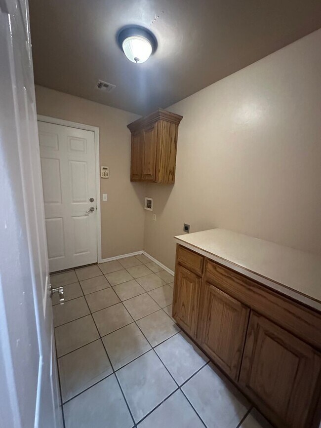 Building Photo - 2504 Thomas Dr