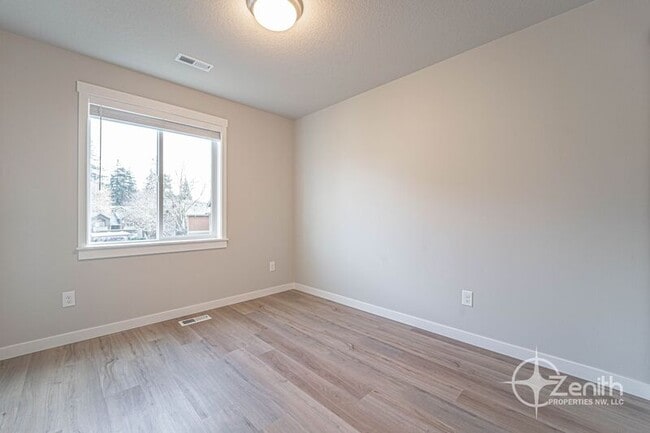 Building Photo - 4915 NE 2nd Ct