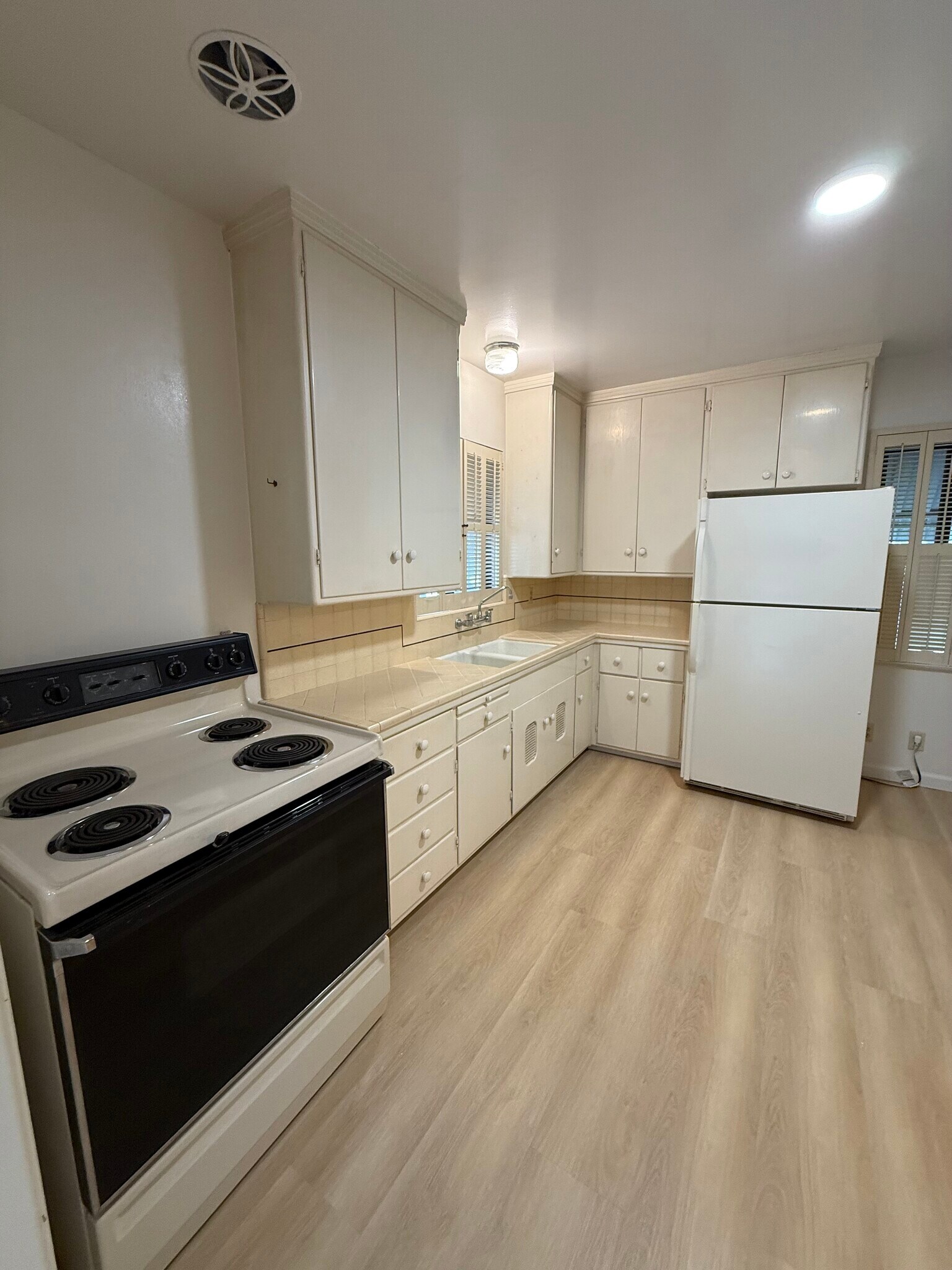 kitchen w/included stove and fridge - 25 W Monterey Ave