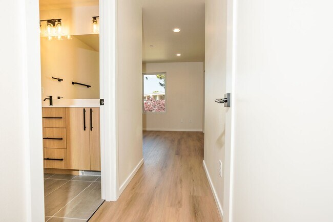 Building Photo - New Modern Ballard Townhouse | 3BR/2BA | Private Patio & Backyard