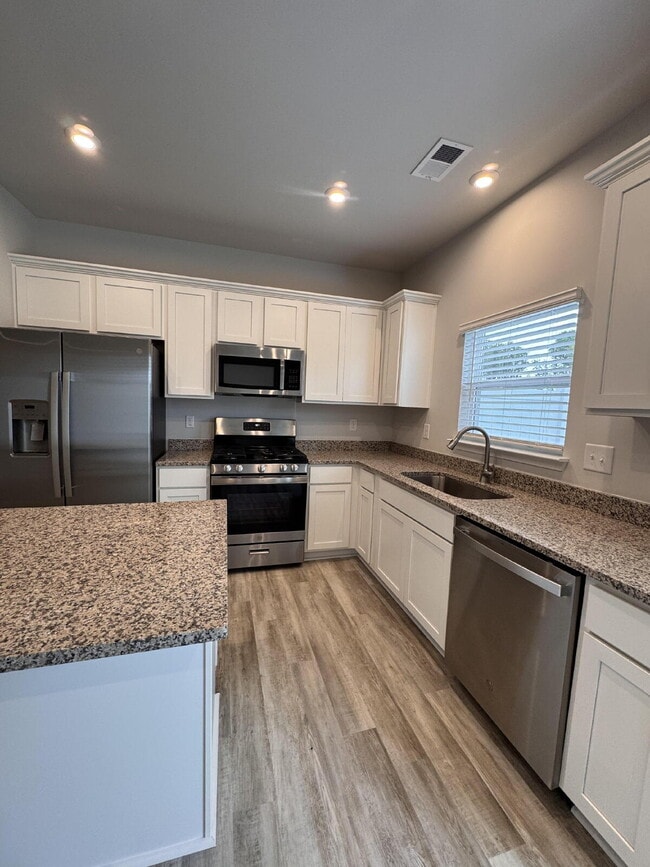 Building Photo - PRICE REDUCED! Modern 3-Bed Townhome in Gr...