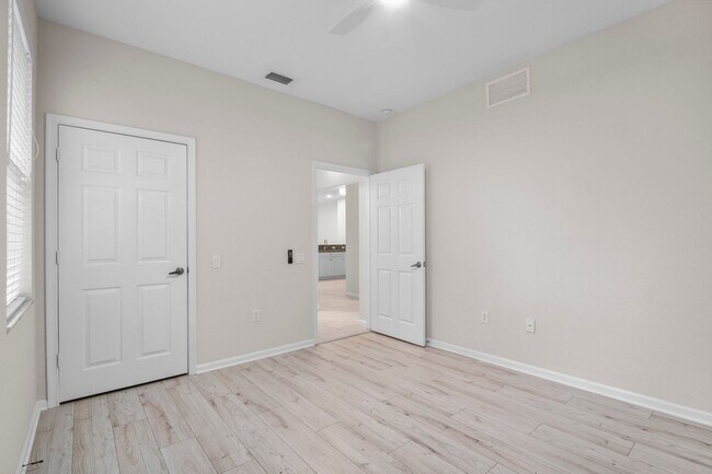 Building Photo - ANNUAL RENTAL - 3 Bedroom, 2 Bath w/ Garag...