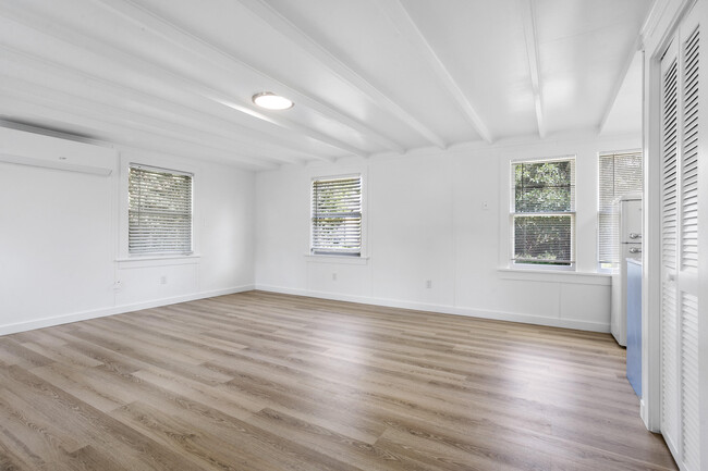 Building Photo - 4228 SE Bayview St