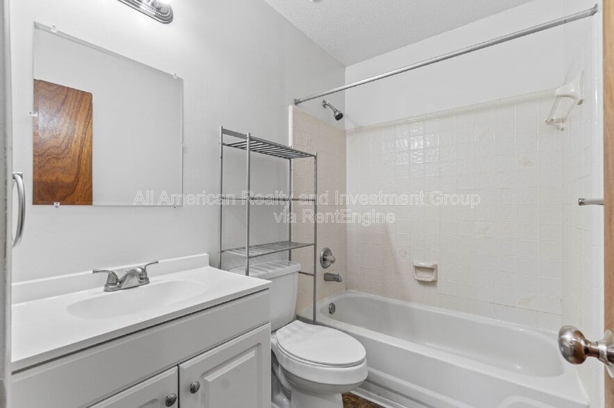 Building Photo - 1925 Estival St