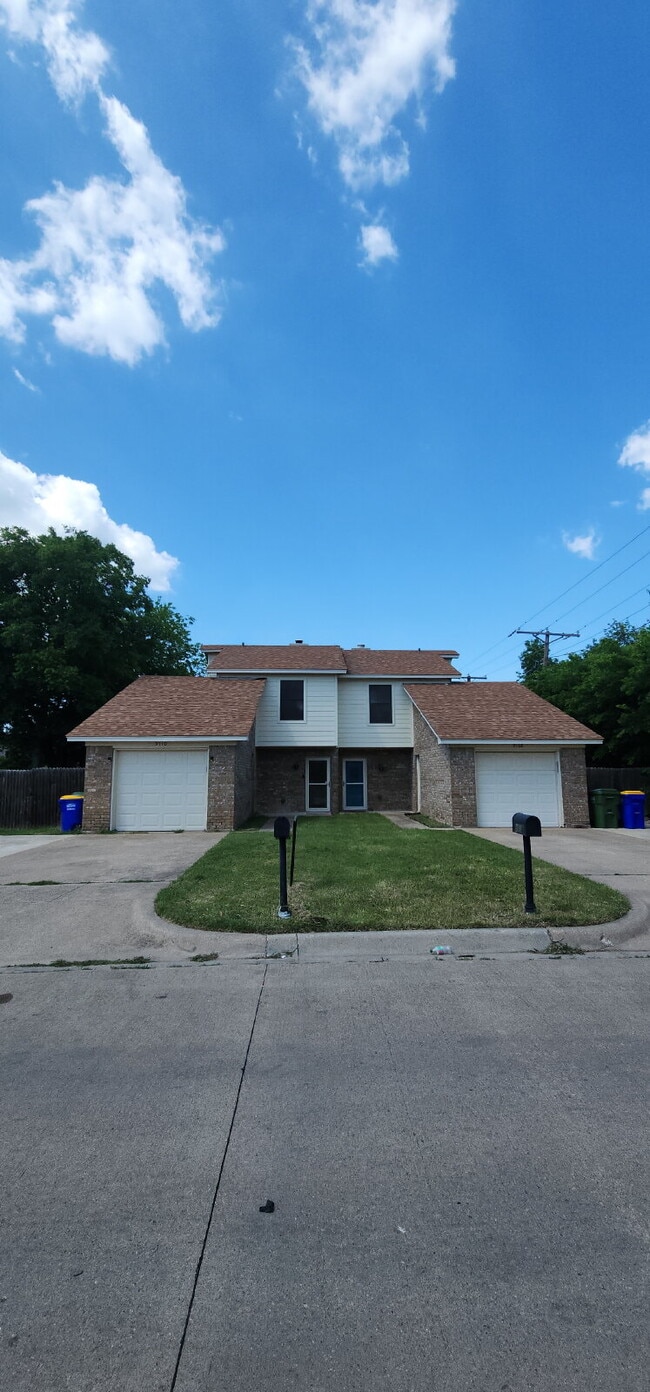 Building Photo - Now Leasing Charming 2 bedroom Townhome with garage & fenced backyard.  – 9110 White Settlement R...