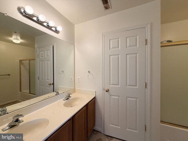 Building Photo - 125 Hidden Hill Cir