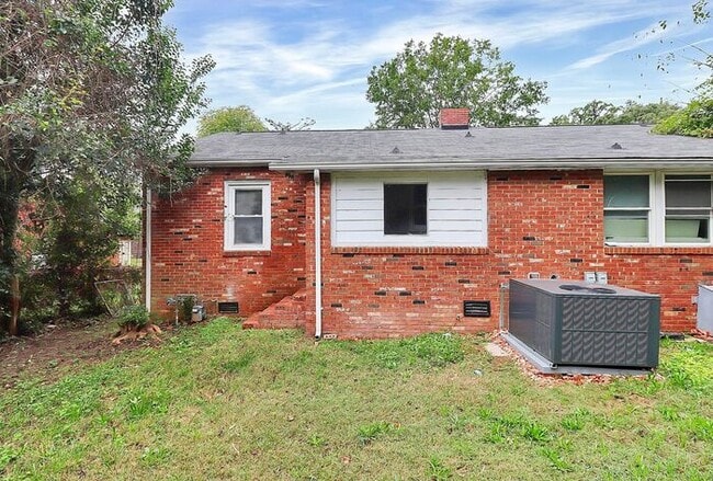 Building Photo - Charming 2BD/1BA Duplex Off West Blvd